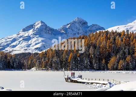 St. Moritz, Suisse - 05 novembre. 2021: Personnes prenant des photos sur le pont couvert de neige au-dessus du lac gelé Lej da Staz, Engadine, Saint Moritz, Banque D'Images