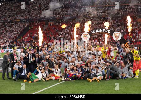 Budapest, Hongrie. 31st mai 2023. Les joueurs du FC Sevilla fêtent avec le trophée suivant la victoire du tir de pénalité lors du match de l'UEFA Europa League au stade de Puskas, Budapest. Crédit photo à lire: Jonathan Moscrop/Sportimage crédit: Sportimage Ltd/Alay Live News Banque D'Images