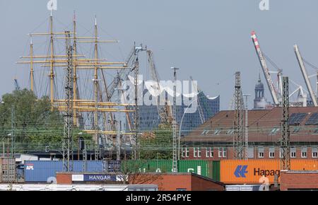 Hambourg, Allemagne. 10th mai 2023. Vue à travers le port avec des grues, des conteneurs et des mâts de navires jusqu'à l'Elbphilharmonie. Credit: Markus Scholz/dpa/Picture Alliance/dpa | Markus Scholz/dpa/Alay Live News Banque D'Images