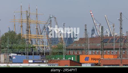 Hambourg, Allemagne. 10th mai 2023. Vue à travers le port avec des grues, des conteneurs et des mâts de navires jusqu'à l'Elbphilharmonie. Credit: Markus Scholz/dpa/Picture Alliance/dpa | Markus Scholz/dpa/Alay Live News Banque D'Images