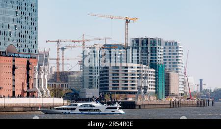 Hambourg, Allemagne. 10th mai 2023. Vue sur l'Elbe sur le nouveau développement de Strand-quartier à Hafencity. Credit: Markus Scholz/Picture Alliance//dpa/Alay Live News Banque D'Images