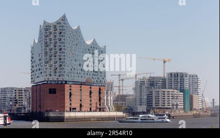 Hambourg, Allemagne. 10th mai 2023. Vue sur l'Elbe jusqu'à la salle de concert Elbphilharmonie et le nouveau projet de développement Strand-quartier à Hafencité. Credit: Markus Scholz/Picture Alliance//dpa/Alay Live News Banque D'Images