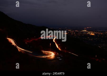 Sentiers enchanteurs : les lumières fascinantes des routes de Winding Mountain Banque D'Images