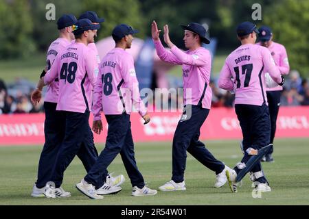 Les joueurs de Middlesex célèbrent la prise de la cricket de Kiran Carlson pendant Middlesex vs Glamourgan, Vitality Blast T20 Cricket à Merchant Taylors School on Banque D'Images