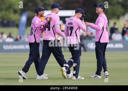 Les joueurs de Middlesex célèbrent la prise de la cricket de Kiran Carlson pendant Middlesex vs Glamourgan, Vitality Blast T20 Cricket à Merchant Taylors School on Banque D'Images