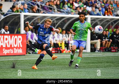 Seattle, WA, États-Unis. 31st mai 2023. San Jose séismes milieu de terrain Jackson Yueill (14) tire un hors de Seattle derrière les siders milieu de terrain Léo ChÃº (23) pendant le match de football MLS entre le tremblement de terre de San Jose et le Seattle Sounders FC à Lumen Field à Seattle, WA. San José a battu les Sounders 1-0. Steve Faber/CSM(Credit image: © Steve Faber/Cal Sport Media). Crédit : csm/Alay Live News Banque D'Images