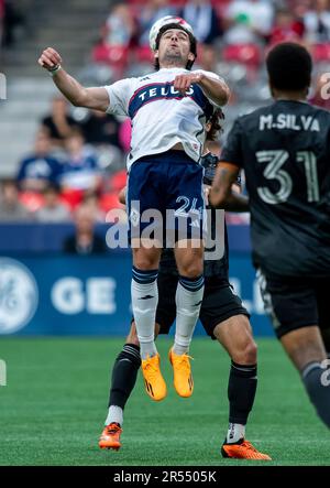 Vancouver, Canada. 31st mai 2023. Brian White (L) des Whitecaps de Vancouver se dirige vers le ballon lors du match de football de la Ligue majeure (MLS) de 2023 entre les Whitecaps de Vancouver et Houston Dynamo à BC place, à Vancouver, au Canada, sur 31 mai 2023. Crédit : Andrew Soong/Xinhua/Alay Live News Banque D'Images