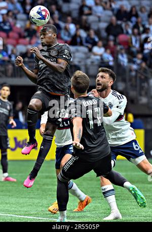 Vancouver, Canada. 31st mai 2023. Ibrahim Aliyu (L) de Houston Dynamo dirige le ballon lors du match de football de la Ligue majeure (MLS) de 2023 entre les Whitecaps de Vancouver et Houston Dynamo à BC place à Vancouver, Canada, on 31 mai 2023. Crédit : Andrew Soong/Xinhua/Alay Live News Banque D'Images