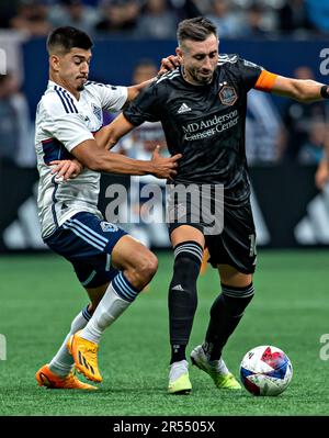 Vancouver, Canada. 31st mai 2023. Mathias Laborda (L) de Vancouver Whitecaps rivalise avec Hector Herrera de Houston Dynamo lors du match de football de la Ligue majeure (MLS) de 2023 entre Vancouver Whitecaps et Houston Dynamo à BC place à Vancouver, Canada, on 31 mai 2023. Crédit : Andrew Soong/Xinhua/Alay Live News Banque D'Images