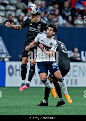 Vancouver, Canada. 31st mai 2023. Brian White (R) de Vancouver Whitecaps rivalise avec l'escobar franco de Houston Dynamo lors du match de football de la Ligue majeure (MLS) de 2023 entre Vancouver Whitecaps et Houston Dynamo à BC place à Vancouver, Canada, on 31 mai 2023. Crédit : Andrew Soong/Xinhua/Alay Live News Banque D'Images