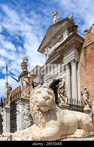 Portail Ingresso di Terra de l'arsenal à Venise avec des statues Banque D'Images