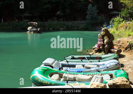 Oguz. Azerbaïdjan. 08.27.2016. Bateaux à louer pour monter sur le lac près de la cascade. Banque D'Images