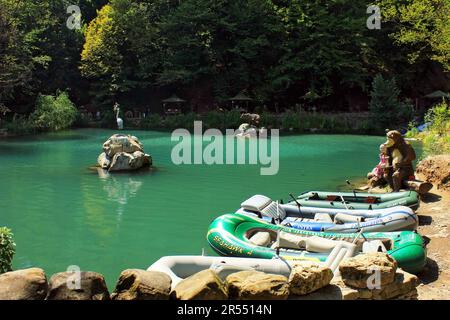 Oguz. Azerbaïdjan. 08.27.2016. Bateaux à louer pour monter sur le lac près de la cascade. Banque D'Images