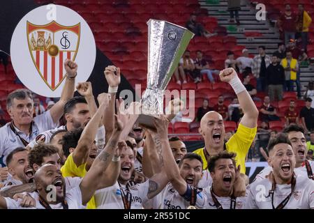 Budapest, Hongrie. 31st mai 2023. Les joueurs de l'équipe Sevilla FC célèbrent leur victoire après la finale de l'UEFA Europa League 2023 en TANT que Roma et Sevilla FC au stade Puskas Arena de Budapest, Hongrie, sur 31 mai 2023. Credit: Attila Volgyi/Xinhua/Alay Live News Banque D'Images