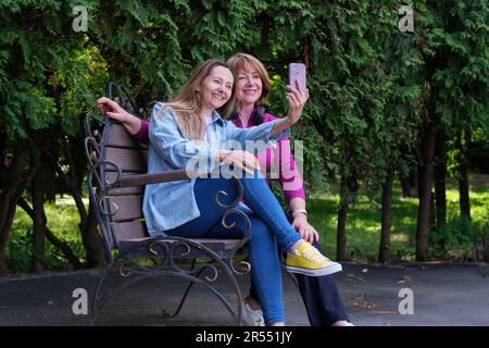 S'ajoutent à leur collection de souvenirs de la vie. Portrait de deux femmes âgées heureuses prenant des selfies ensemble sur un téléphone portable. Banque D'Images