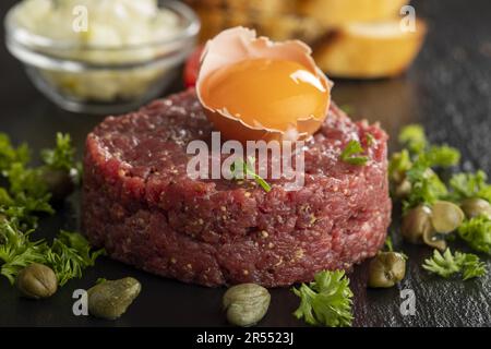 Steak Tartare sur le ardoise noire Banque D'Images