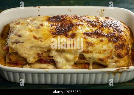 Lasagnes italiennes en caserole blanche Banque D'Images