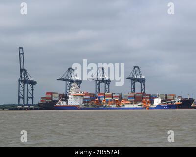 Port de Harwich, Essex - 31 mai 2023 : vue de Shotley, Suffolk. Au premier plan, le dragueur Van Oord Hopper Dredger, nommé Rotterdam. Banque D'Images