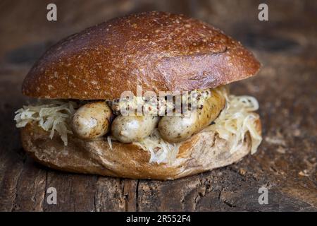 Bratwurst de Nuremberg grillé dans Un Bun Banque D'Images