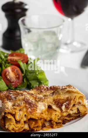Portion de lasagnes sur Une assiette blanche Banque D'Images