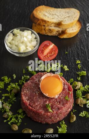 Steak Tartare sur le ardoise noire Banque D'Images