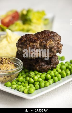 Boulettes de viande bavaroises avec petits pois Banque D'Images