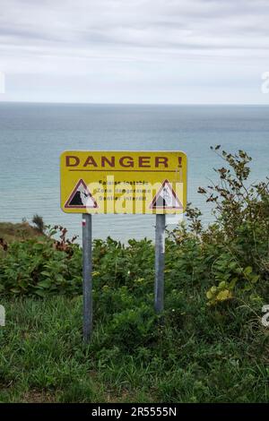 Panneau d’avertissement “danger, bordure instable de la falaise, zone dangereuse, sortie” au Treport, le long de la côte normande “côte d’Albatre” (côte d’Albâtre) Banque D'Images