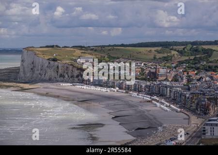 Mers-les-bains (nord de la France) : vue d'ensemble du village et des falaises de craie le long de la côte normande 'côte d'Albatre' (côte d'Albâtre) Banque D'Images