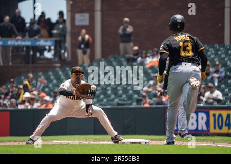 San Francisco Giants gauche Fielder LaMonte Wade Jr. (31) attrape un jeter pour une sortie contre Pittsburgh Pirates troisième baseman Ke'Bryan Hayes (13) pendant Banque D'Images