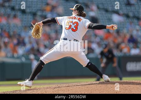 Baltimore, MD, États-Unis; le pichet de secours des Orioles de Baltimore Mike Baumann (53) livre un terrain lors d'un match de MLB contre les Gardiens de Cleveland le mercredi Banque D'Images