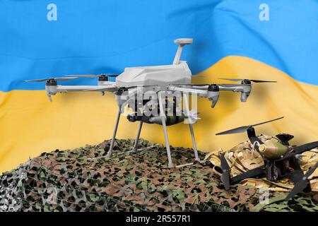 Des drones militaires armés de bombes sur fond de drapeau ukrainien. Photo de haute qualité Banque D'Images