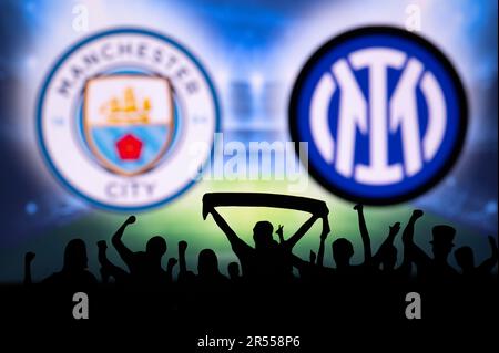 ISTANBUL, TURQUIE, 31 MAI 2023: Silhouette des fans dans l'arène de football tandis que UCL finals Manchester City (ENG) vs Inter Milan (ITA). Champions de l'UEFA Leagu Banque D'Images