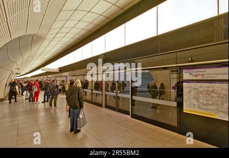 Elizabeth Line une nouvelle ligne de métro pour les passagers de Londres qui attendent le train sur la plate-forme A en direction de l'est Banque D'Images