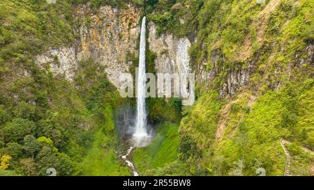 Belle cascade sous les tropiques. Chutes de Sipiso Piso. Sumatra, Indonésie. Banque D'Images