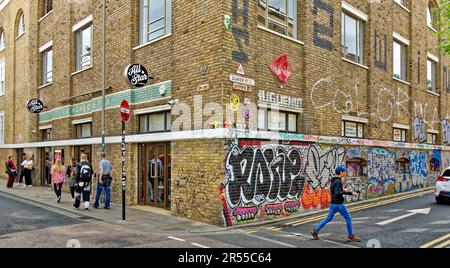 London Brick Lane Tower Hamlets boutiques cafés restaurants murs de Quaker Street avec graffiti Banque D'Images