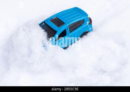 voiture-jouet sur fond de neige Banque D'Images
