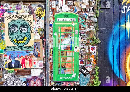 Londres Brick Lane Tower Hamlets boutiques cafés restaurants mur avec gaffiti original Banque D'Images
