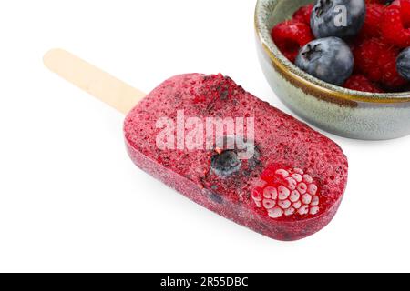 Glace aux baies savoureuse isolée sur blanc. Pop-sicle de fruits Banque D'Images