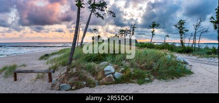 Cracher sur le lac Kopań. Sur la gauche, la mer Baltique, sur la droite, la piste cyclable R-10 et le lac Kopań. Une belle broche avec une plage de sable, des dunes et c Banque D'Images