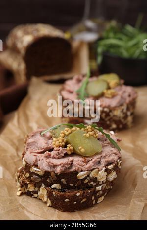 Délicieux sandwichs de livrewurst avec concombre mariné et moutarde sur table, en gros plan Banque D'Images