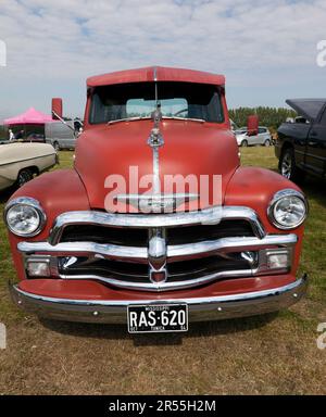 Vue avant d'un camion 3100 rouge 1955 de Chevrolet, exposé au salon de l'auto Deal Classic 2023 Banque D'Images