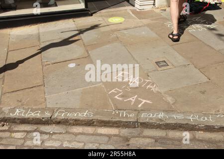 Théoriciens de la conspiration de la Terre plate à Guildford High Street, Surrey, Angleterre, 2023 Banque D'Images