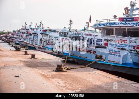 1 juin 2023, Barishal, Barishal, Bangladesh : le port de Barisal, officiellement connu sous le nom de port de la rivière Barisal, qui est le deuxième port fluvial le plus grand et le plus achalandé du Bangladesh après Dhaka en termes de trafic de passagers. Il est situé sur les rives de la rivière Kirtankhola dans la ville de Barisal. Le port assure des services quotidiens entre Dhaka et Barisal ainsi que la plupart des districts du sud du pays, dont Chandpur, Narayanganj, Bola, Laxmipur, Pirojpur et Barguna. Il exploite également des routes inter-districts autour de Barisal. (Credit image: © Mustasinur Rahman Alvi/ZUMA Press Wire) Ed Banque D'Images