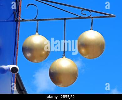 Signe traditionnel de prêteur sur gage avec trois boules dorées et une caméra de sécurité CCTV dans le centre-ville de Leigh, Greater Manchester, Angleterre Banque D'Images