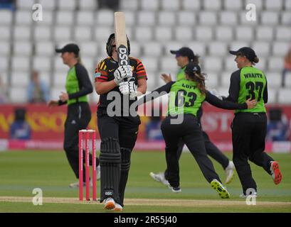 Northampton 31 mai : DANÉ van NIEKERK de Sunrisers quitte le champ capturé par NAT WRAITH de la tempête de l'Ouest Cricket pendant la Charlotte Edwards Cup : Sunrisers vs tempête de Weston au sol du comté de Northampton sur 31 mai 2023 Northampton Angleterre . Banque D'Images