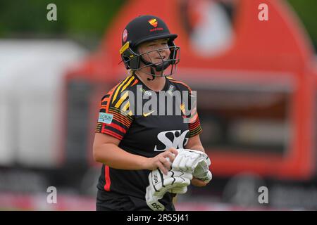 Northampton 31 mai : DANÉ van NIEKERK de Sunrisers quitte le champ capturé par NAT WRAITH de la tempête de l'Ouest Cricket pendant la Charlotte Edwards Cup : Sunrisers vs tempête de Weston au sol du comté de Northampton sur 31 mai 2023 Northampton Angleterre . Banque D'Images