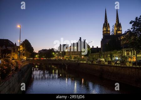 Quimper (Bretagne, nord-ouest de la France) : l'Odet et la cathédrale de Quimper (cathédrale Saint-Corentin) la nuit Banque D'Images