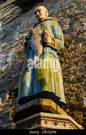 Auray (Bretagne, nord-ouest de la France) : statue en bois de Saint-Goustan dans le port Banque D'Images