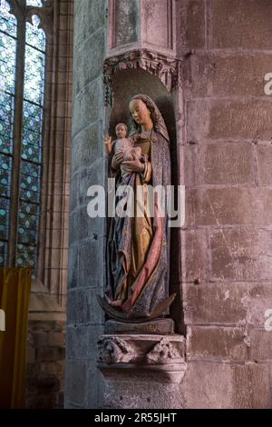 Quimperle (Bretagne, Nord-Ouest de la France) : Église Saint-Michel (également connue sous le nom de notre-Dame de l'Assomption) Statue de la Vierge et de l'enfant Banque D'Images