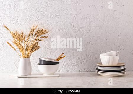 Cuisine magnifique arrière-plan avec une copie de l'espace dans un style minimaliste. assiettes et bols sur le comptoir et un vase d'oreilles. Banque D'Images